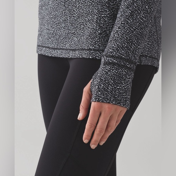 EUC Lululemon Outrun 1/2 zip - Picture 14 of 15